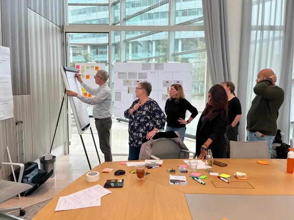 Peter schrijft op een whiteboard tijdens een training